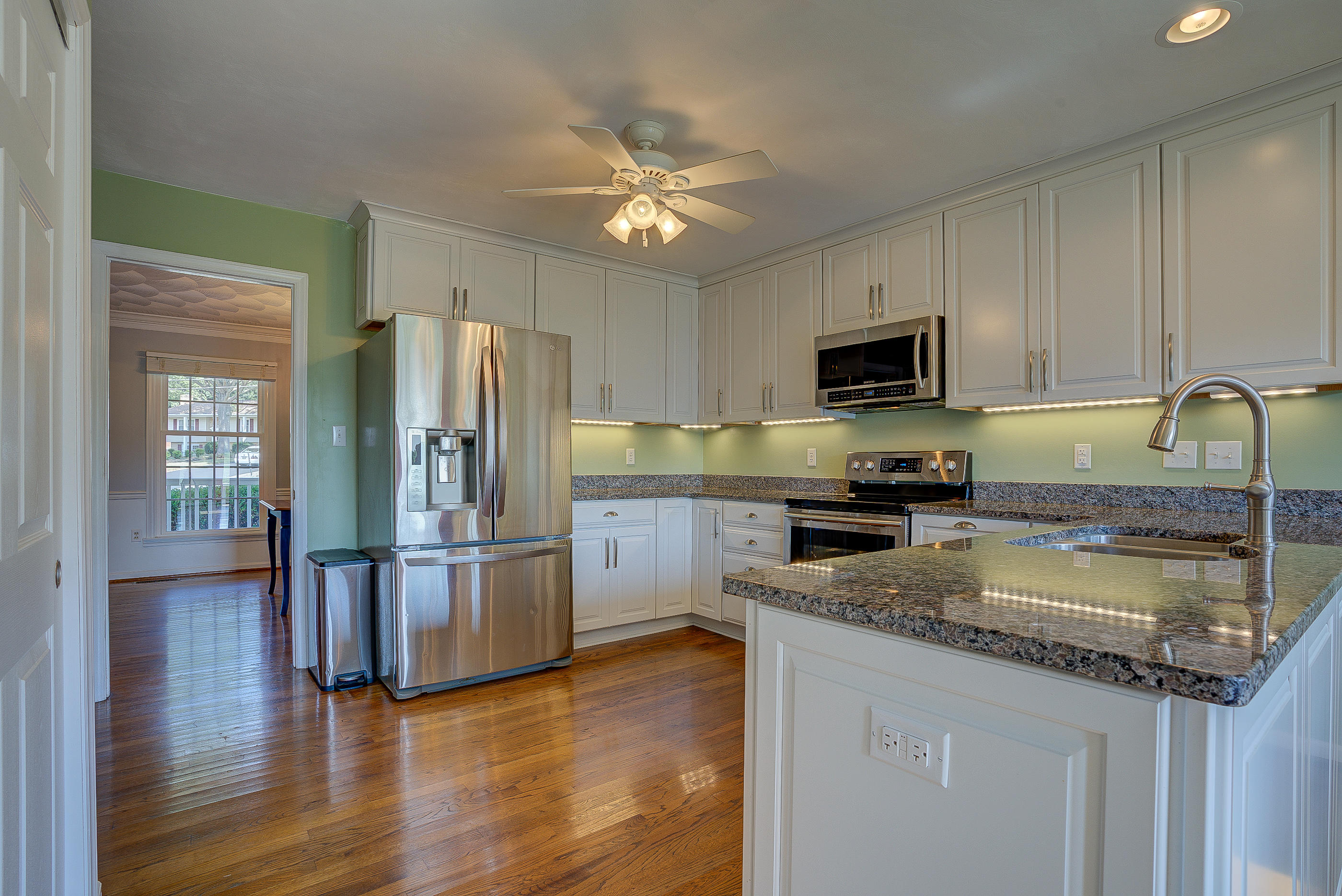 290 Diamond Road Salem, VA 24153 - Photo 13 of 34 Granite Counters