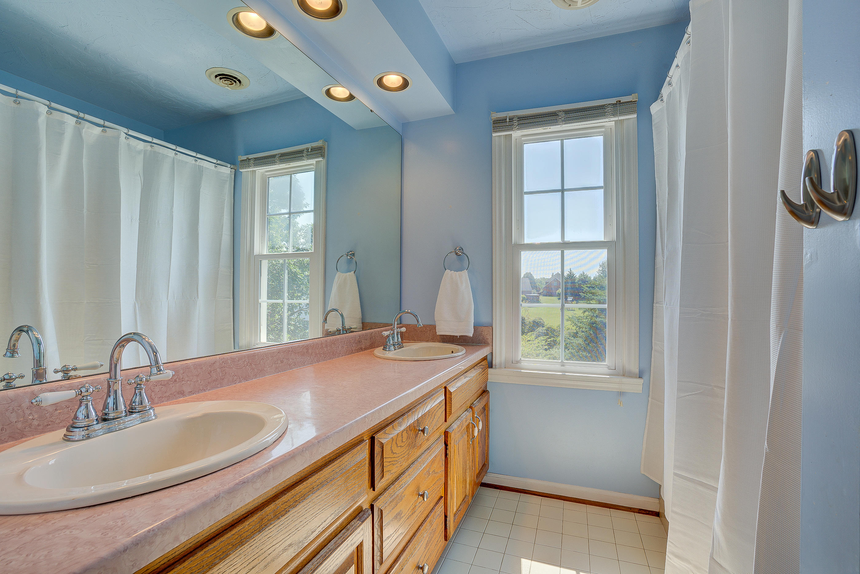 290 Diamond Road Salem, VA 24153 - Photo 24 of 34 Upstairs Hallway Bath