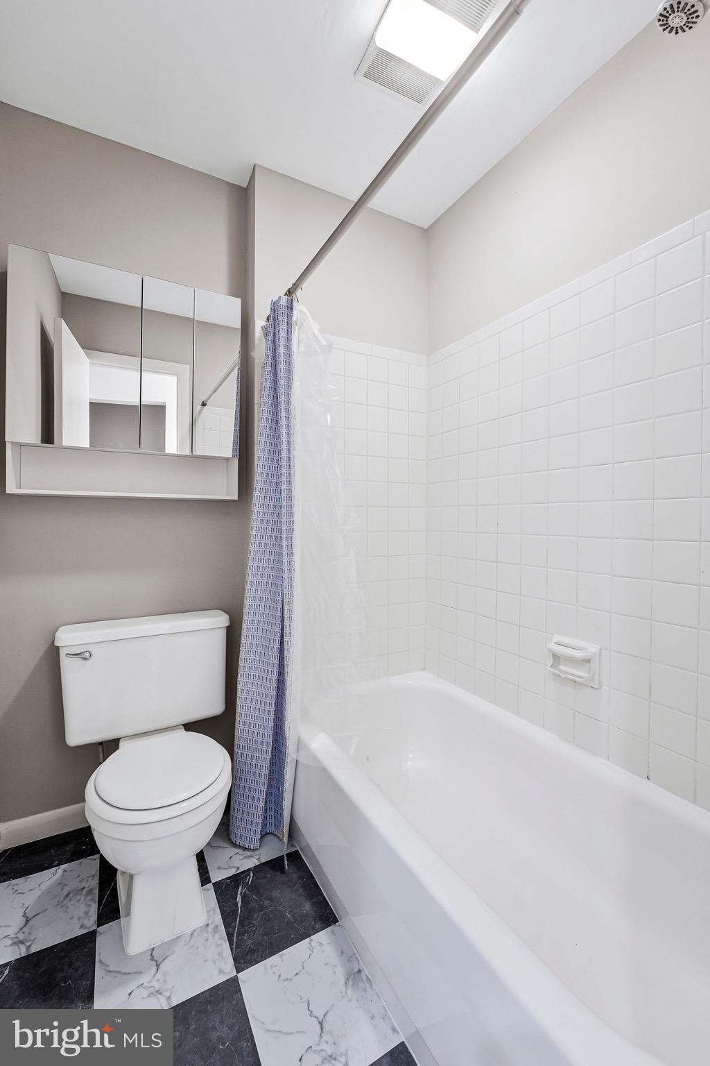 5778 B Rexford Court, Unit 5778B Springfield, VA 22152 - Photo 18 of 24 a bathroom with a toilet and a bathtub