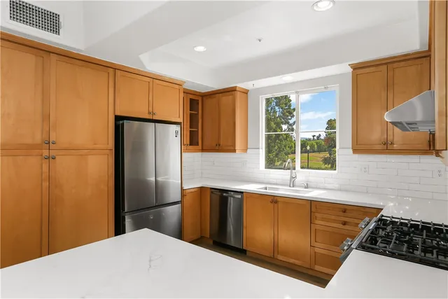 $1,230,000 | 33 Visalia, Irvine, CA 92602