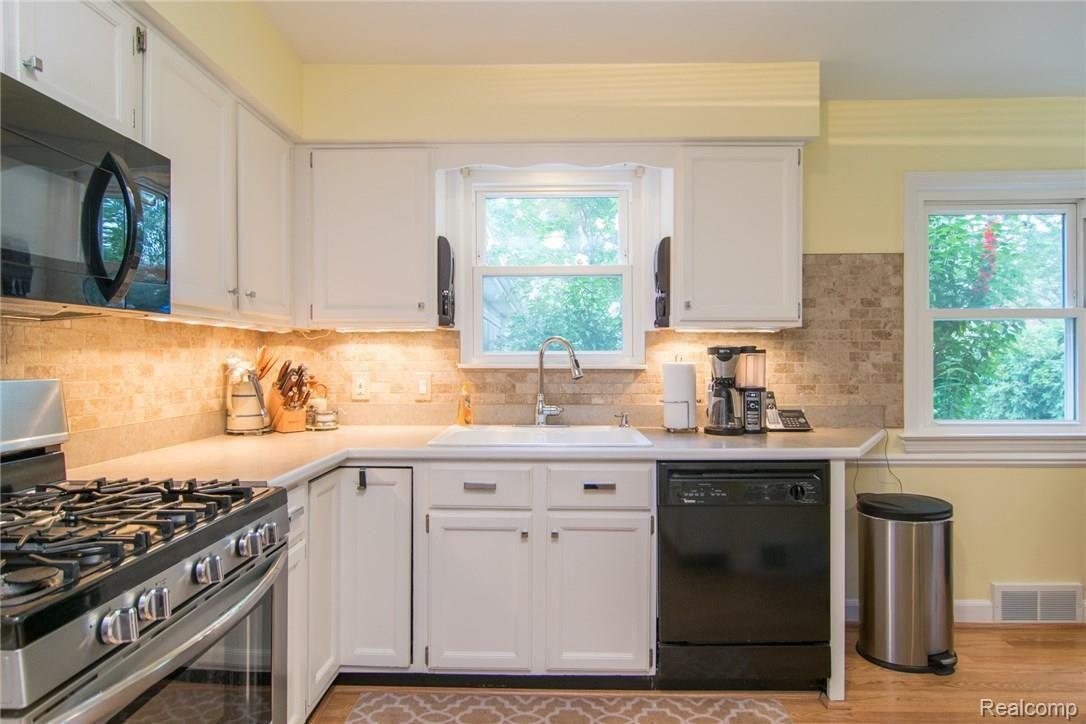 1732 Prestwick Road Grosse Pointe, MI 48236 - Photo 11 of 46 DSC_0838.jpg