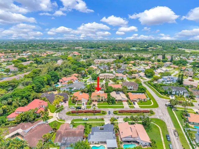a view of house with garden and entryway