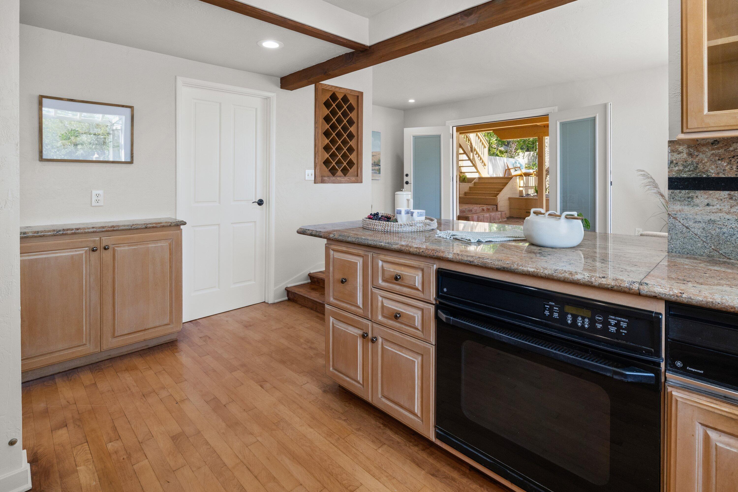 844 Cheltenham Road Santa Barbara, CA 93105 - Photo 10 of 31 844 Cheltenham Kitchen Breakfast Bar