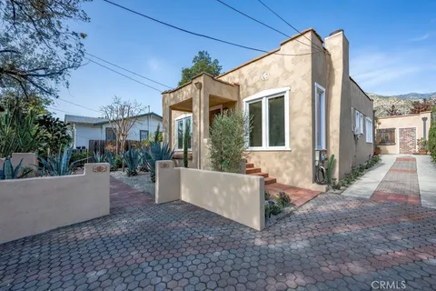 a view of a house with backyard and a tree