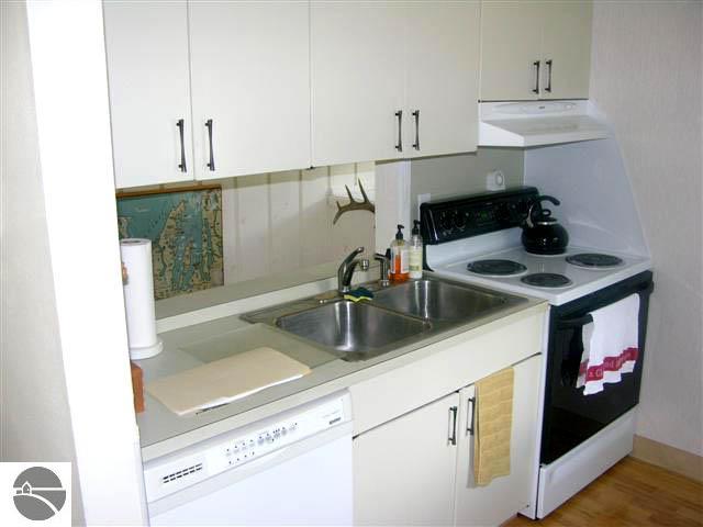 10992 Blue Ridge Lane Traverse City, MI 49684 - Photo 8 of 24 1729115-7.JPG