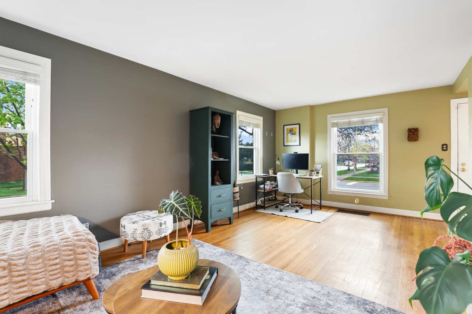 2357 South 3rd Avenue North Riverside, IL 60546 - Photo 4 of 28 a living room with furniture and a potted plant