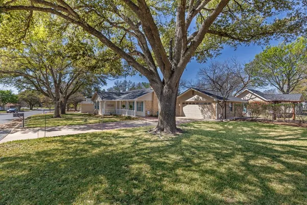 $699,000 | 211 West Driftwood Drive, Fredericksburg, TX 78624