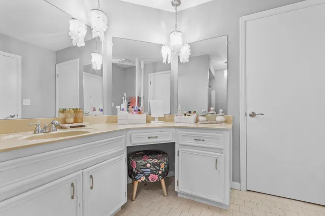 $319,000 | 5339 South Cambridge Lane, Greenfield, WI 53221