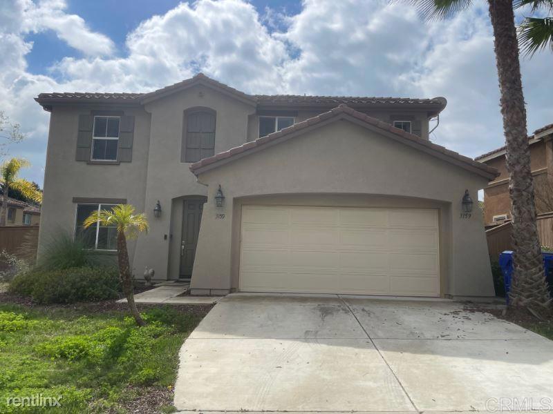 a view of backyard of the house