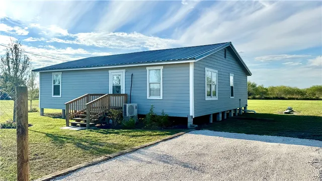 a view of a house with backyard