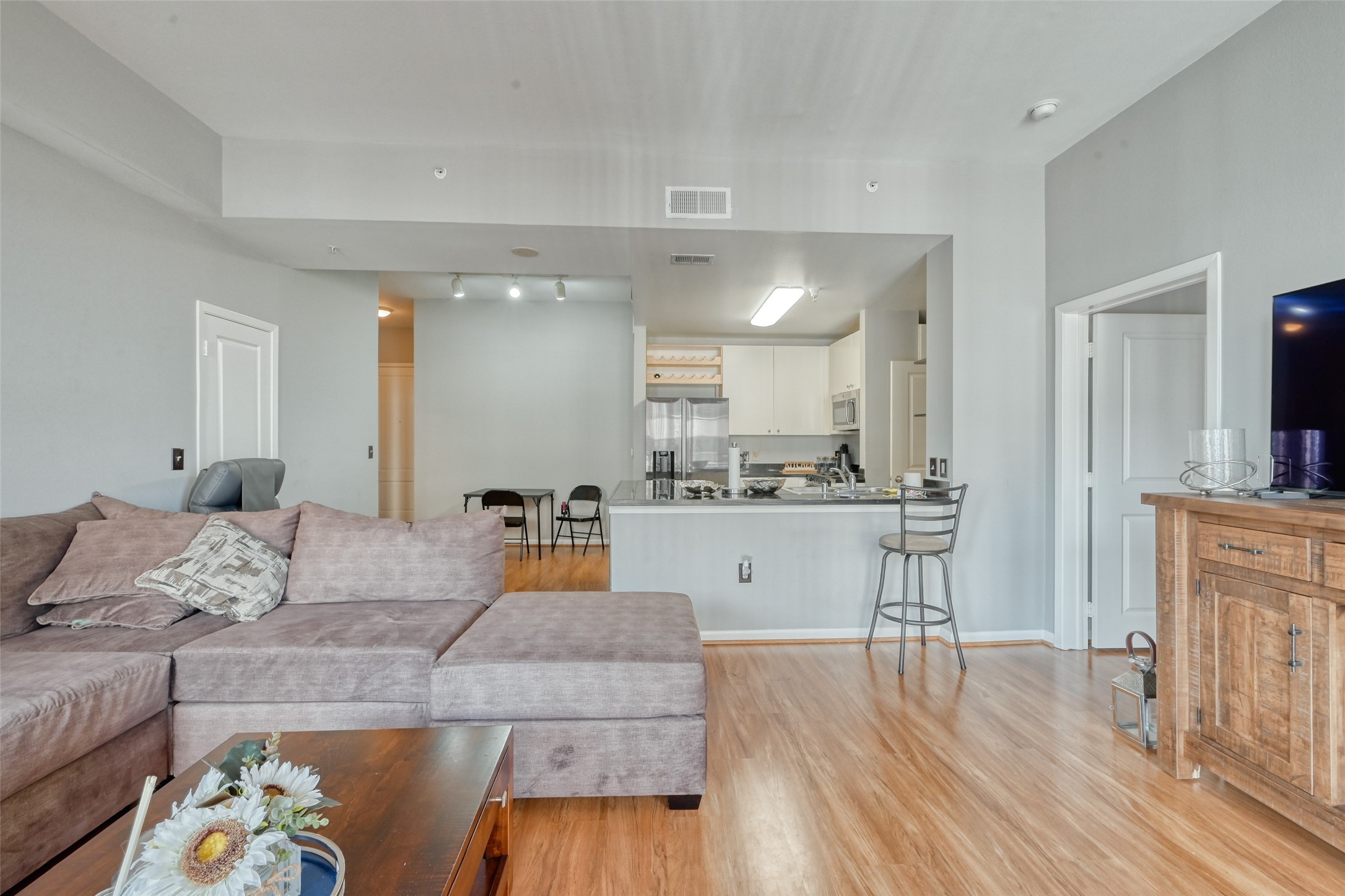 3505 Sage Road, Unit 1206 Houston, TX 77056 - Photo 24 of 50 a living room with furniture and a wooden floor