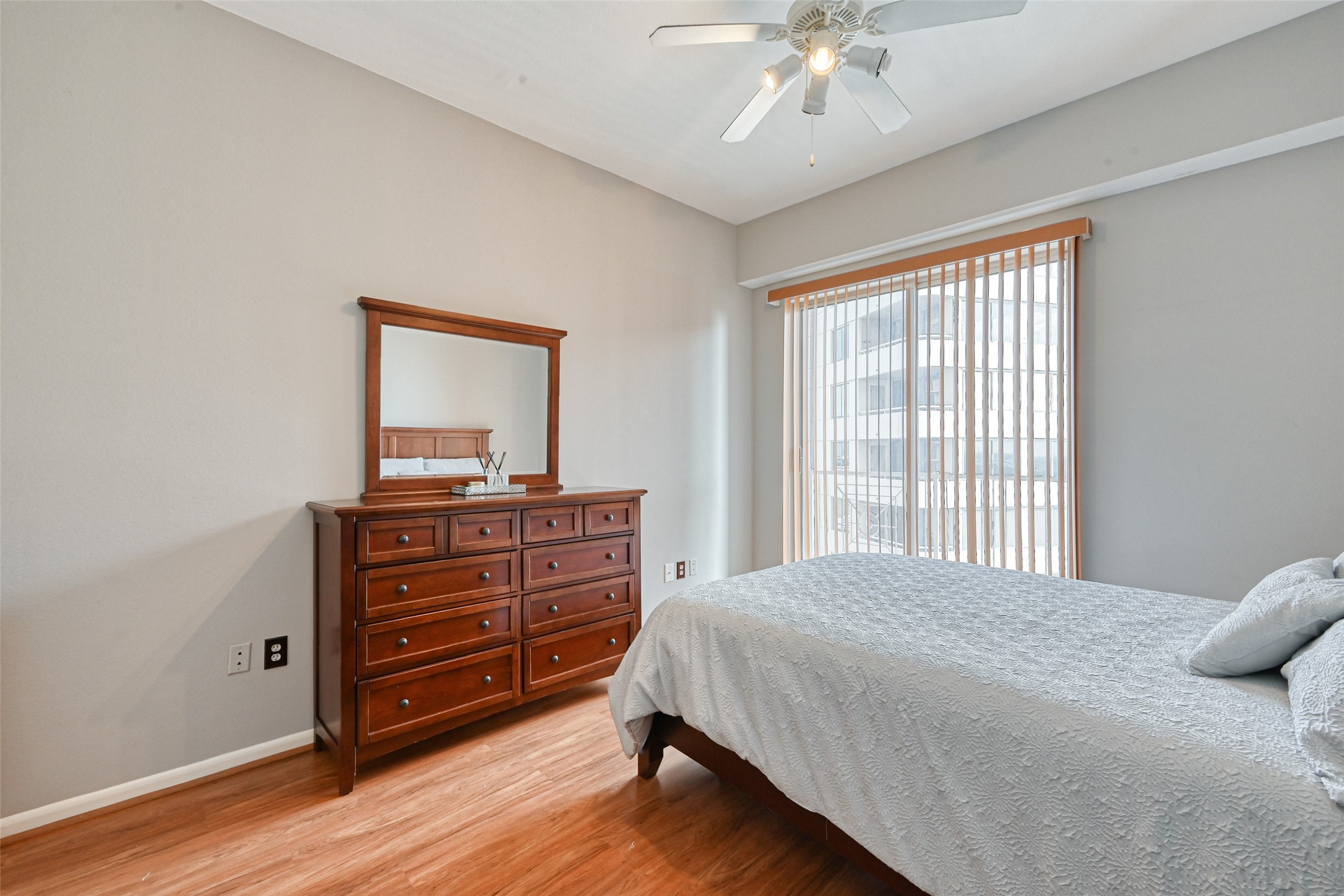 3505 Sage Road, Unit 1206 Houston, TX 77056 - Photo 38 of 50 a bedroom with a bed and a window