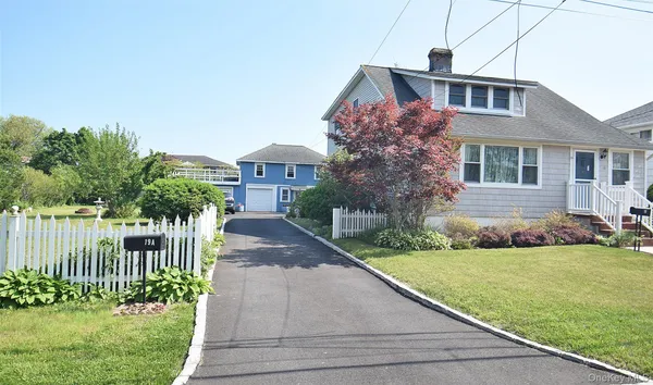 $860,000 | 19 A Brook Street, Lindenhurst, NY 11757