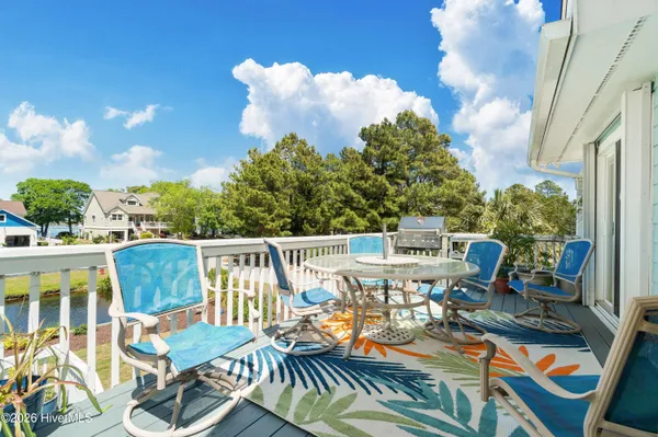 $989,000 | 330 Cape Lookout Loop, Emerald Isle, NC 28594