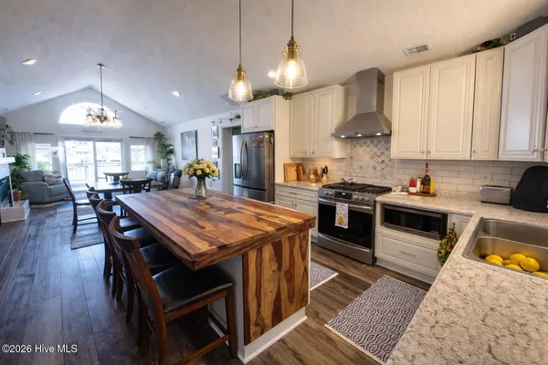 $989,000 | 330 Cape Lookout Loop, Emerald Isle, NC 28594