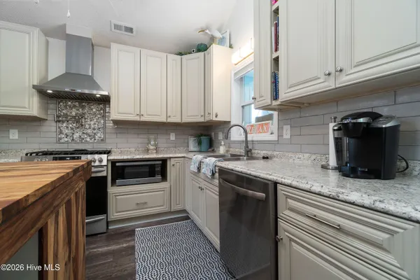 $989,000 | 330 Cape Lookout Loop, Emerald Isle, NC 28594