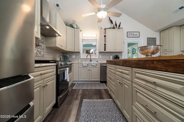 $989,000 | 330 Cape Lookout Loop, Emerald Isle, NC 28594