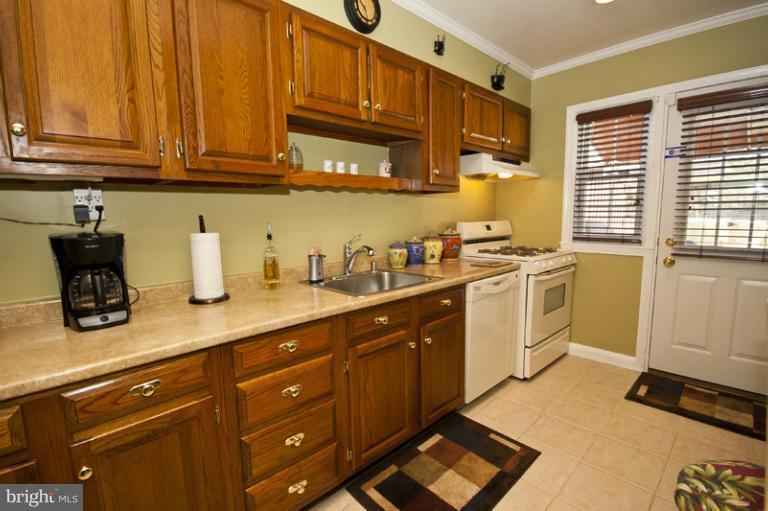 974 Radcliffe Road Towson, MD 21204 - Photo 2 of 30 Kitchen