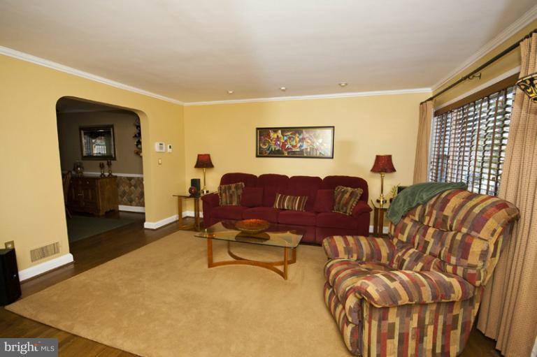 974 Radcliffe Road Towson, MD 21204 - Photo 6 of 30 Living Room