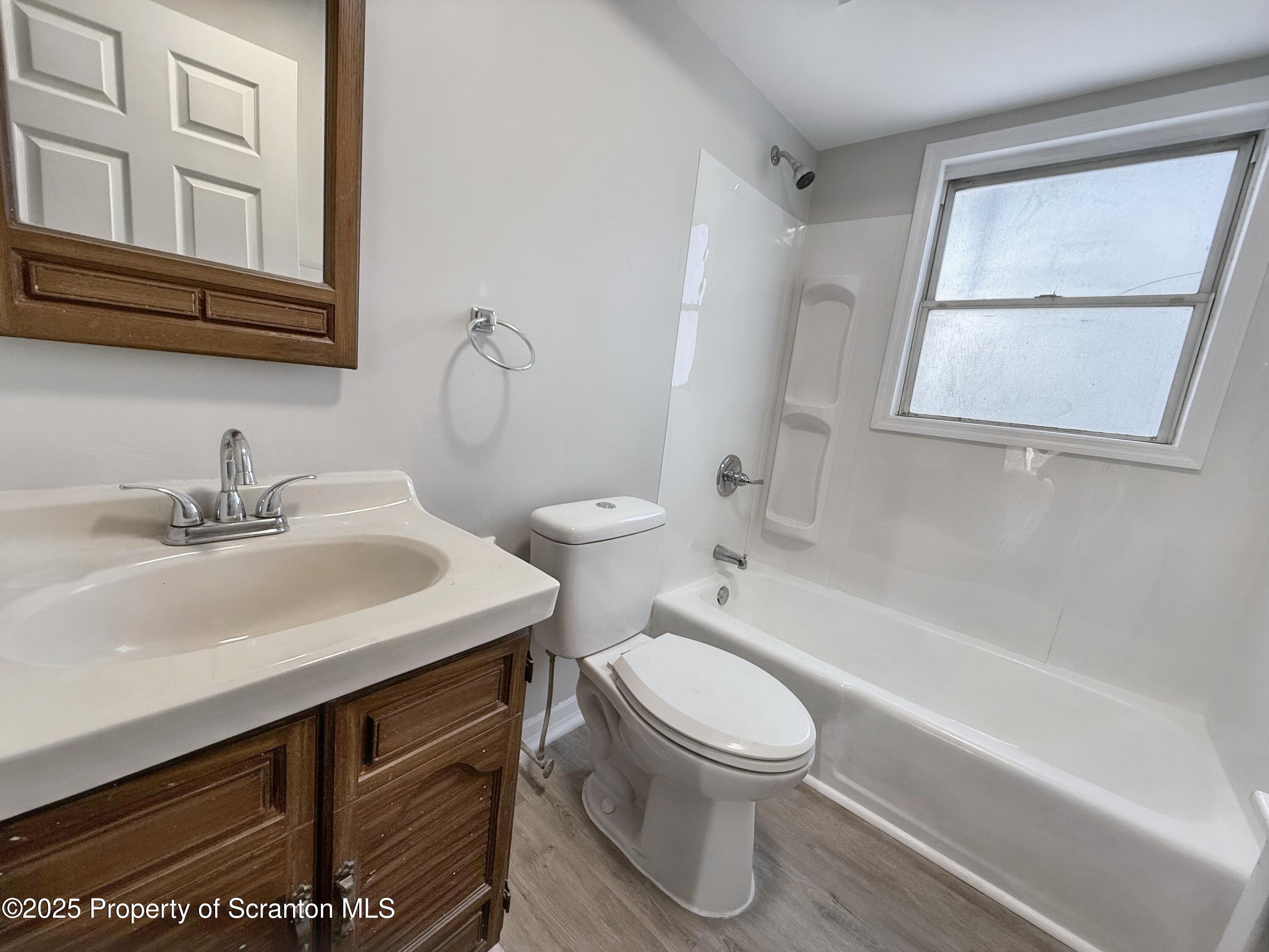 1513 15 Myrtle Street Scranton, PA 18510 - Photo 10 of 22 a bathroom with a sink toilet vanity and bathtub
