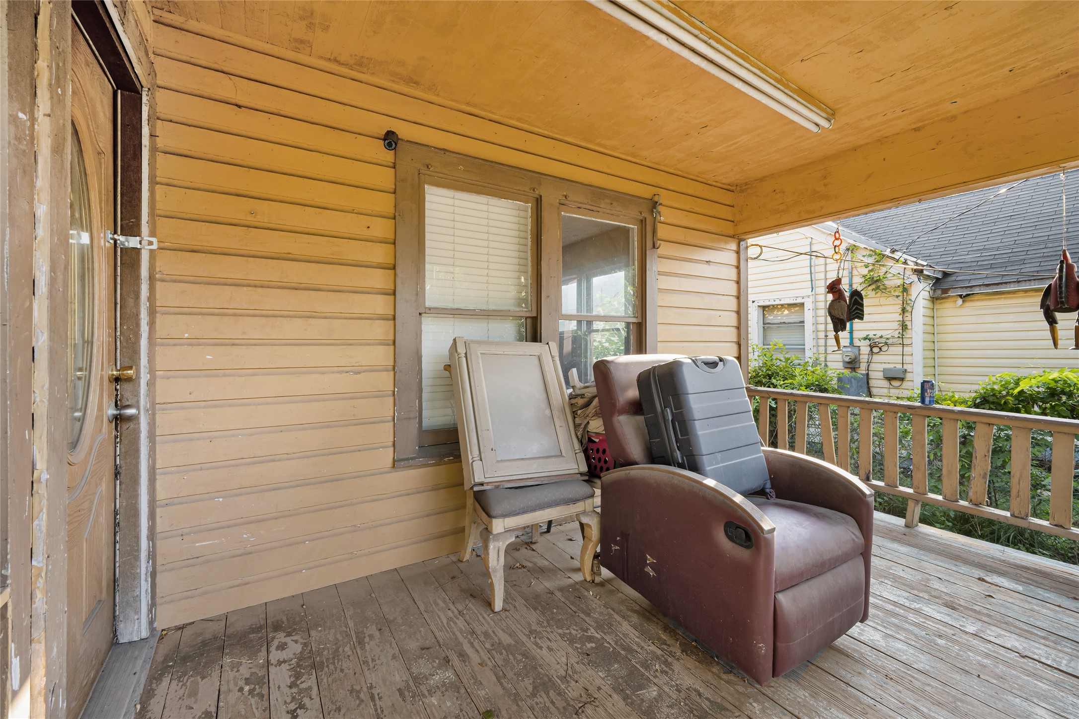 7305 Tremper Street Houston, TX 77020 - Photo 23 of 28 a view of a chair in the balcony