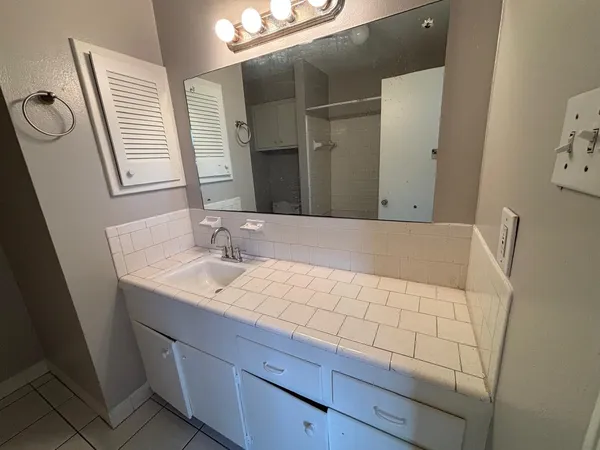 $1,500 | 2710 Briarhurst Drive, Unit 5, Houston, TX 77057