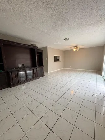 $1,500 | 2710 Briarhurst Drive, Unit 5, Houston, TX 77057