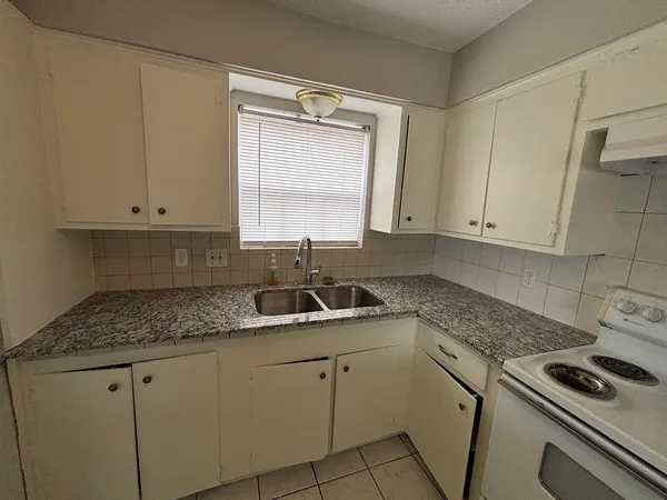 $1,500 | 2710 Briarhurst Drive, Unit 5, Houston, TX 77057