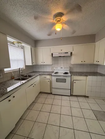 $1,500 | 2710 Briarhurst Drive, Unit 5, Houston, TX 77057