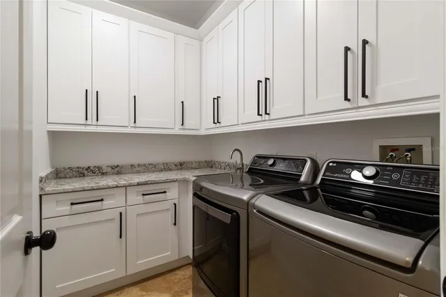 a view of a house with backyard and garden