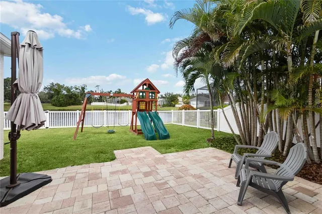 a view of a house with backyard and garden