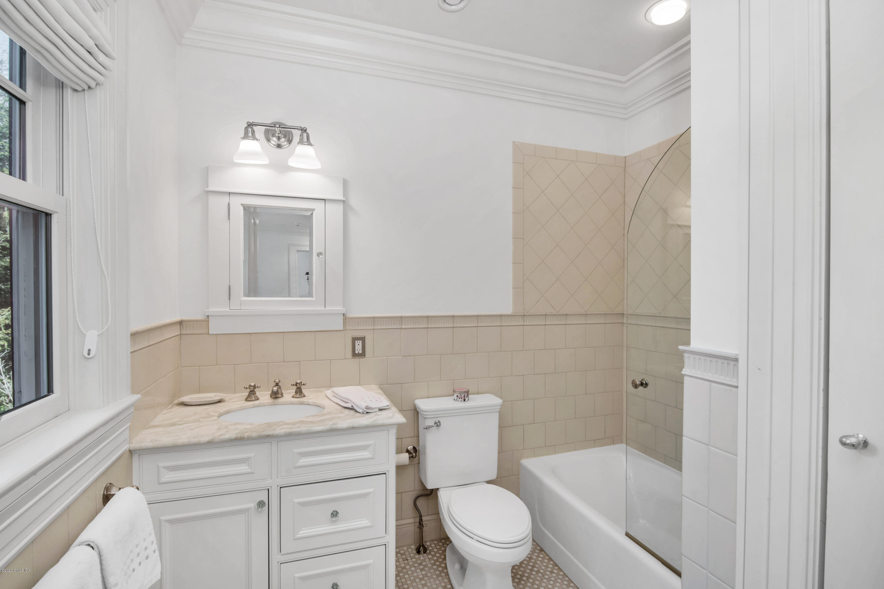 17 Hendrie Avenue Riverside, CT 06878 - Photo 16 of 20 Family bath