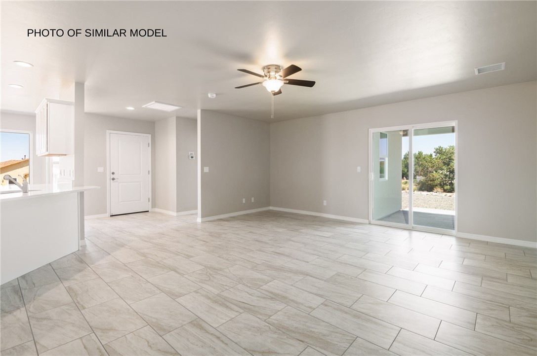 3439 Hope Road Golden Valley, AZ 86413 - Photo 3 of 24 Living Room