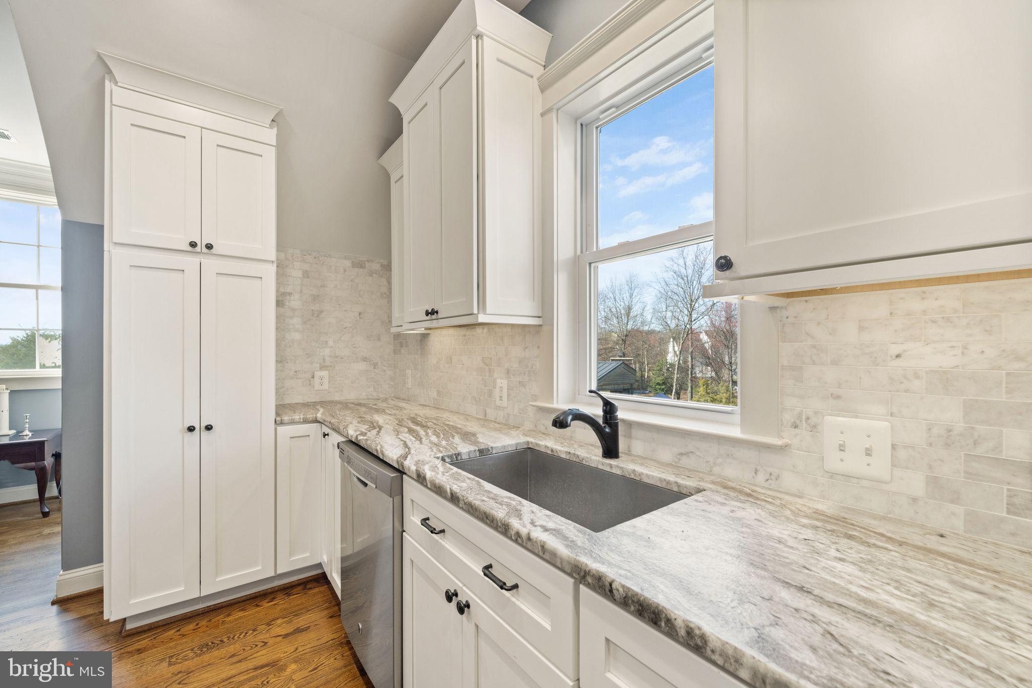42834 Waxpool Road Ashburn, VA 20148 - Photo 108 of 128 Sunny kitchen overlooking backyard / pond.