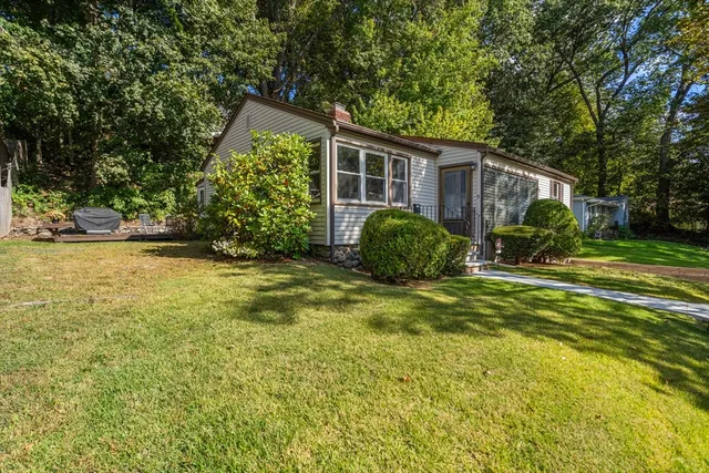 a view of a house with a yard