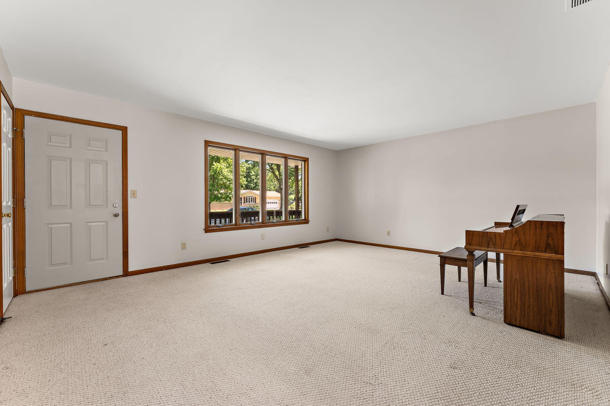 9082 Estates Drive Demotte, IN 46310 - Photo 5 of 20 2048x1365