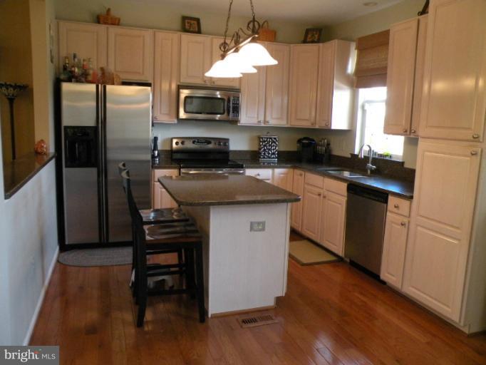 3751 Glebe Meadow Way Edgewater, MD 21037 - Photo 15 of 30 Kitchen: Silestone, Stainless, Hardwood