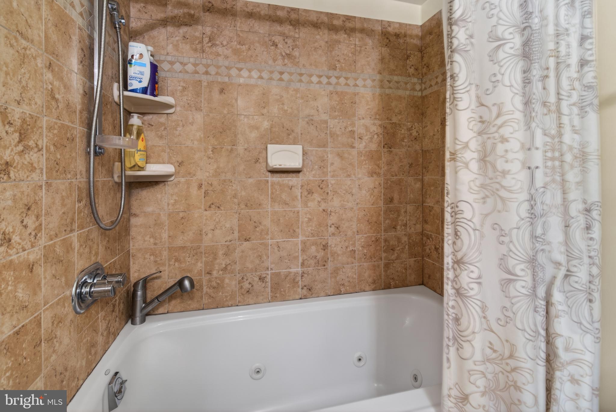 111 Environs Road Sterling, VA 20165 - Photo 32 of 50 Secondary full bathroom with a jacuzzi tub