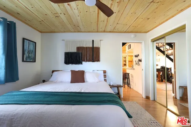 a view of a dinning table and chairs in the patio