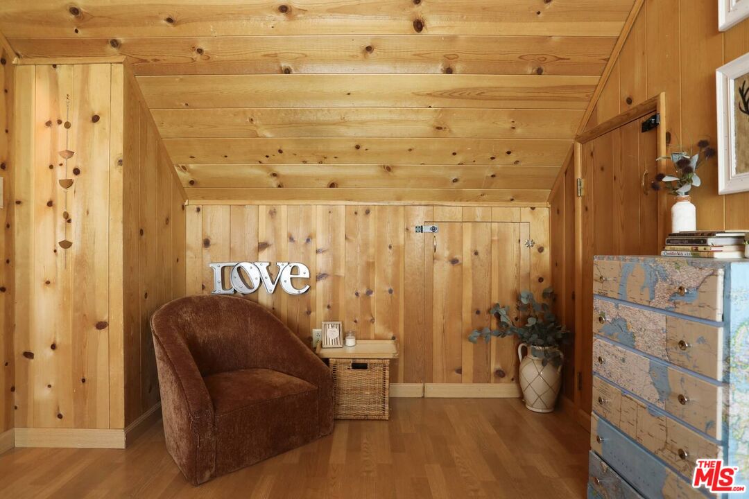 52521 Pine Ridge Road Idyllwild, CA 92549 - Photo 30 of 43 a hallway with a furniture and a wooden floor