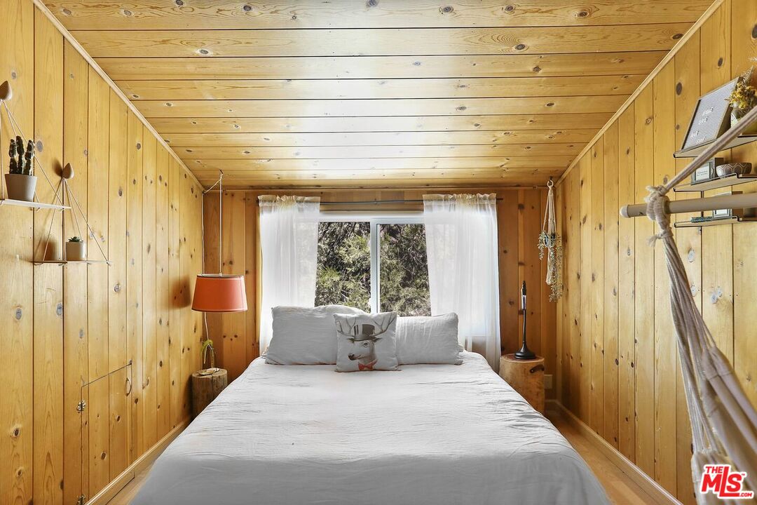 52521 Pine Ridge Road Idyllwild, CA 92549 - Photo 41 of 43 a spacious bathroom with a bathtub and shower