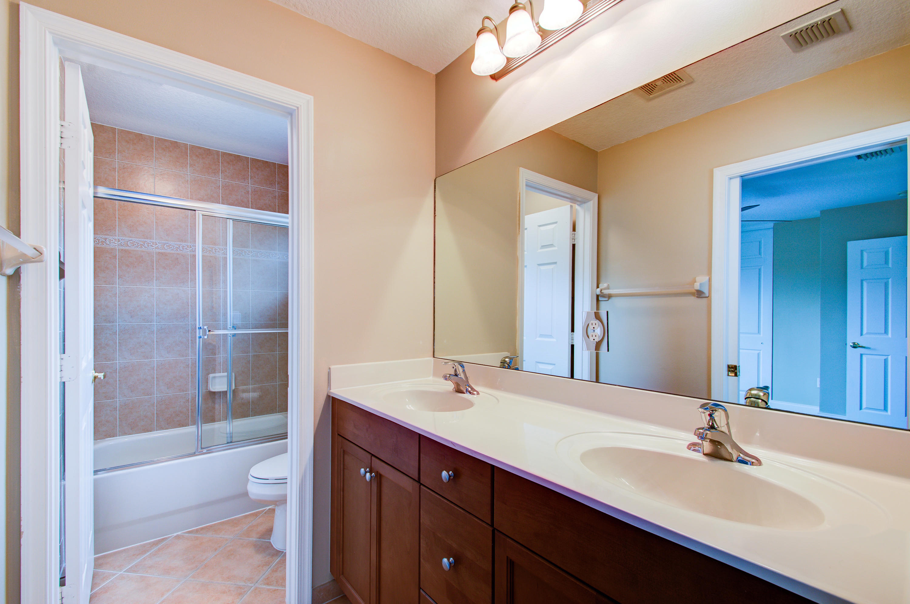 9804 Stover Way Wellington, FL 33414 - Photo 23 of 27 Jack & Jill Bath