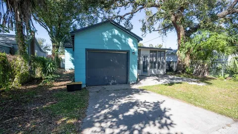 a view of front of a house with a yard