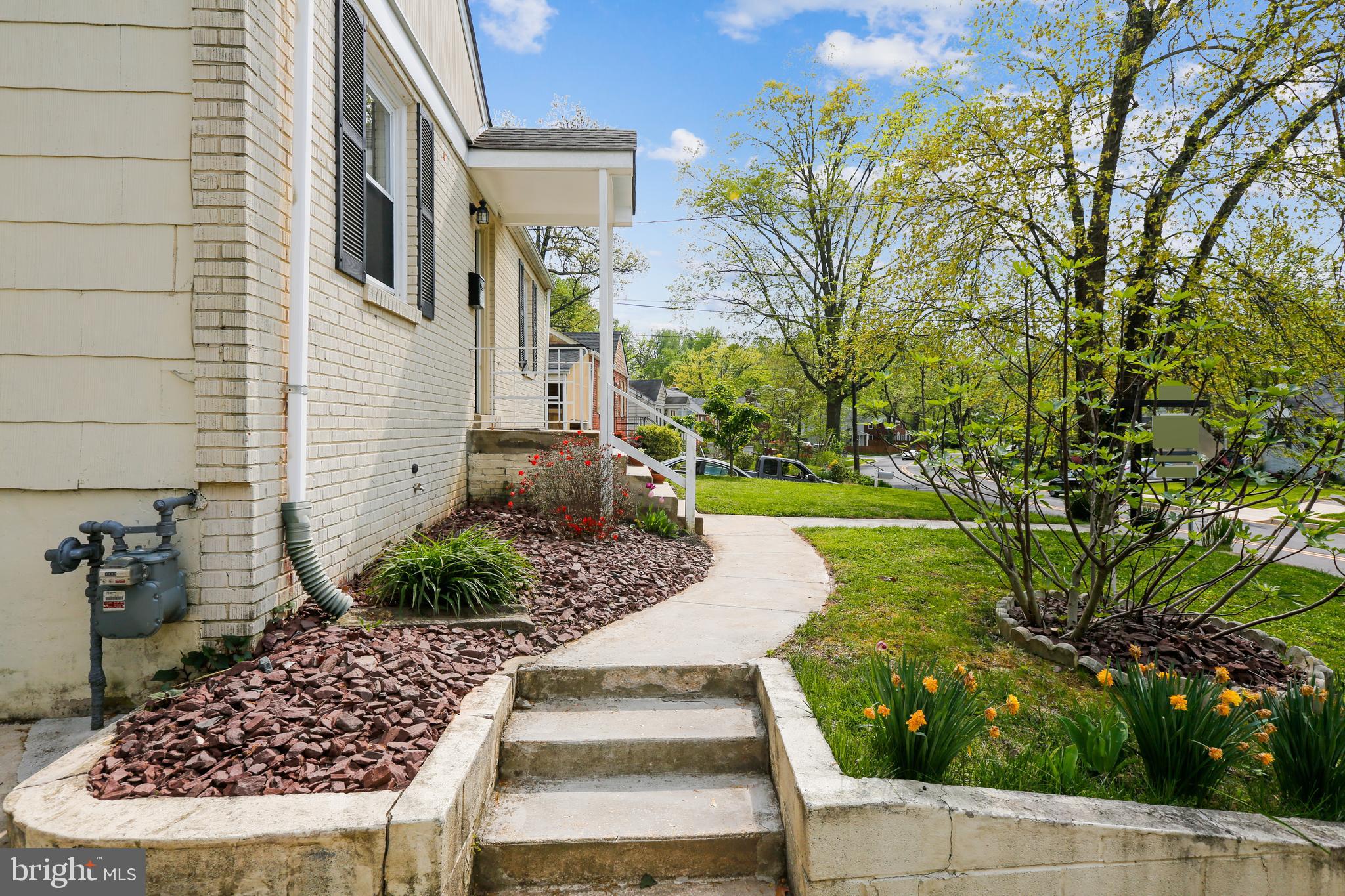 2908 Parker Avenue Silver Spring, MD 20902 - Photo 3 of 39 Front yard with a fig and pear tree!
