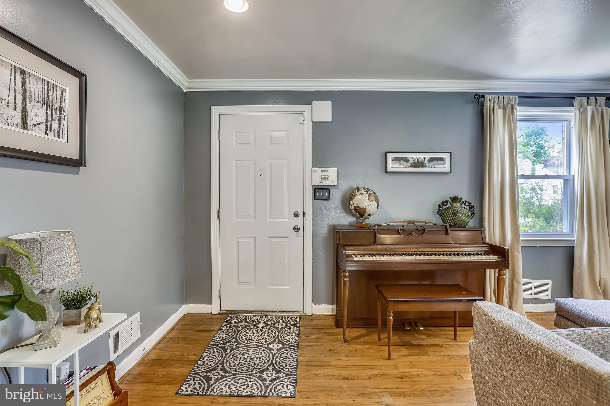 2908 Parker Avenue Silver Spring, MD 20902 - Photo 4 of 39 Entry into living room