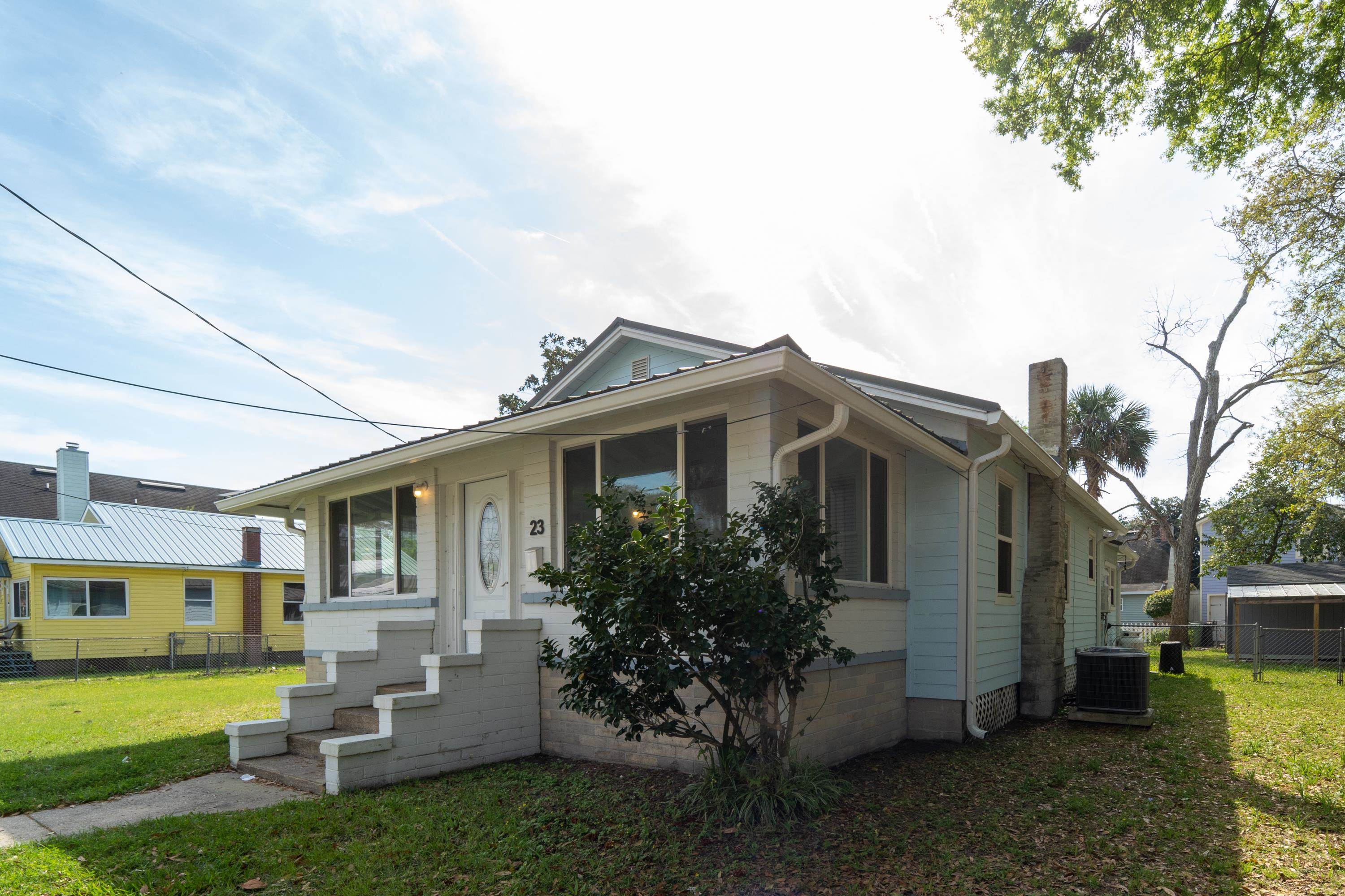 a view of a yard in front of house