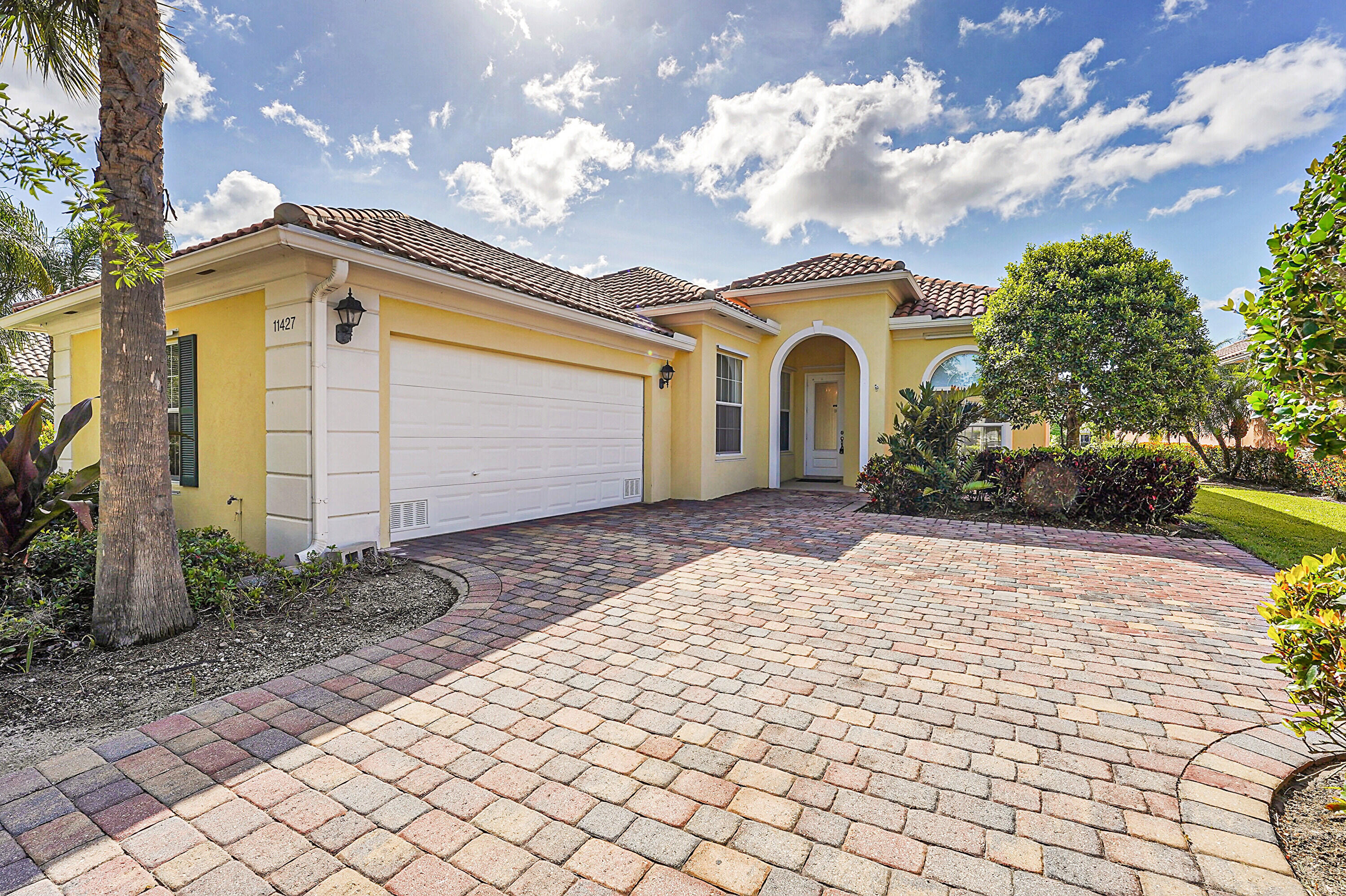 11427 Southwest Rockingham Drive Port St. Lucie, FL 34987 - Photo 3 of 22 20240413135114082851000000-o