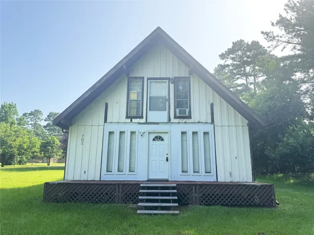 a view of a house with backyard and garden