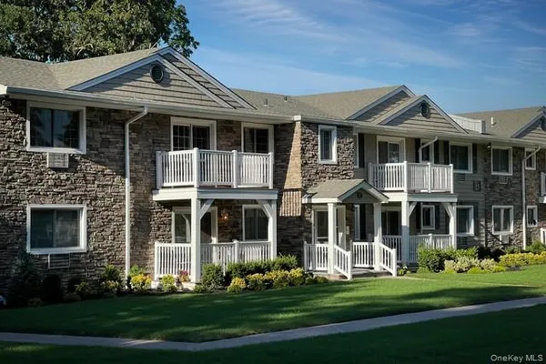 $2,655 | 9 Williams Boulevard, Unit 52L, Lake Grove, NY 11755