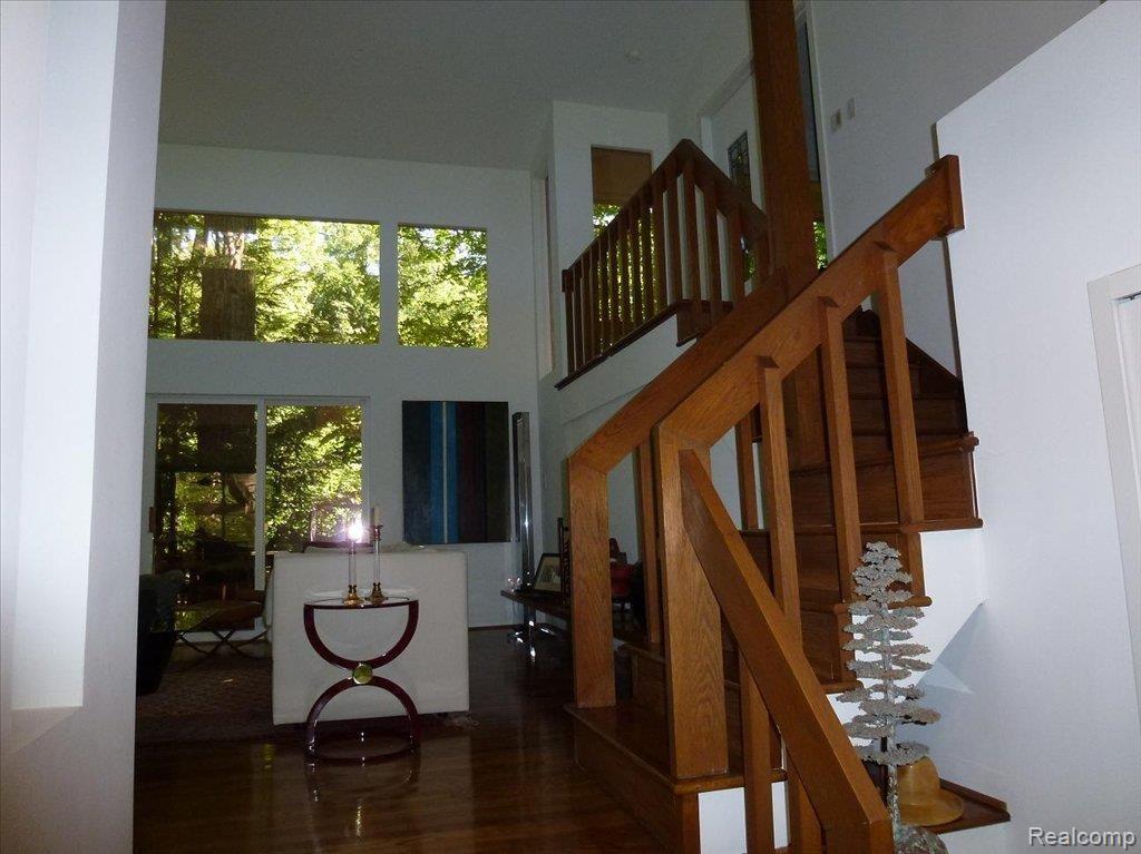 34055 Quaker Valley Road Farmington, MI 48331 - Photo 4 of 25 Foyer